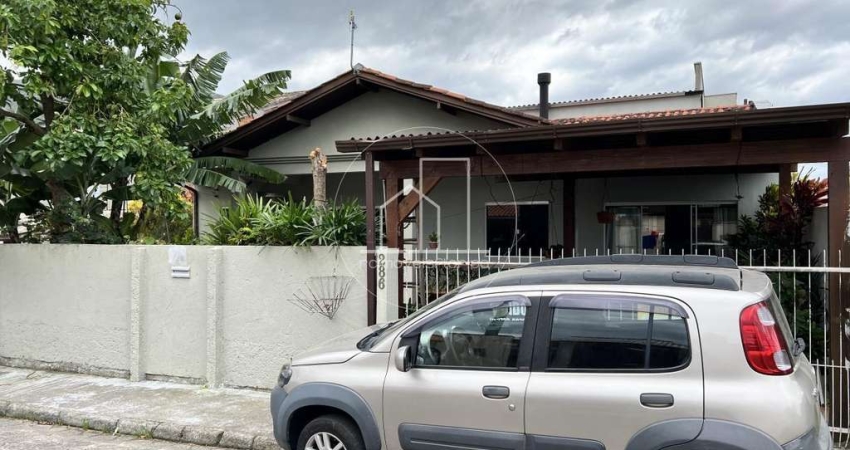 Casa para Venda em Florianópolis, São João do Rio Vermelho, 3 dormitórios, 2 banheiros, 1 vaga