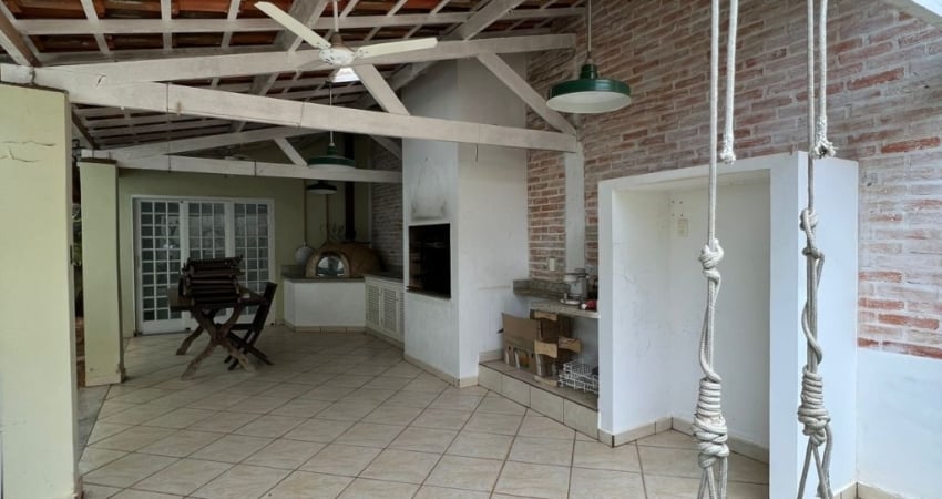 Ampla Casa com Quintal e Espaço para Toda a Família – Próximo à Maple Bear!
