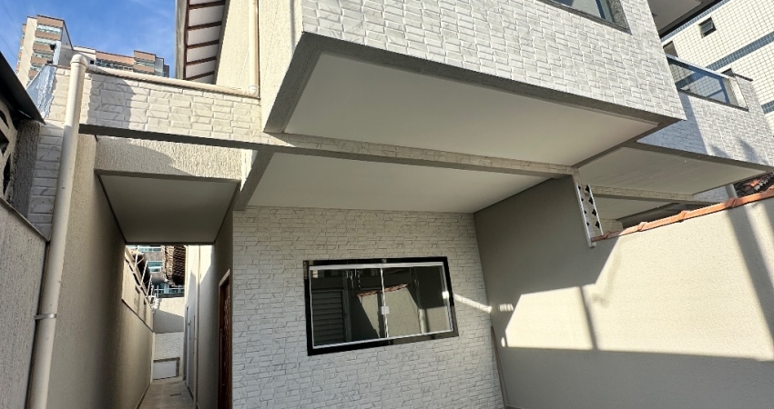 SOBRADO 3 SUITES , PISCINA ,2 VAGAS DE GARAGEM E VISTA MAR.
