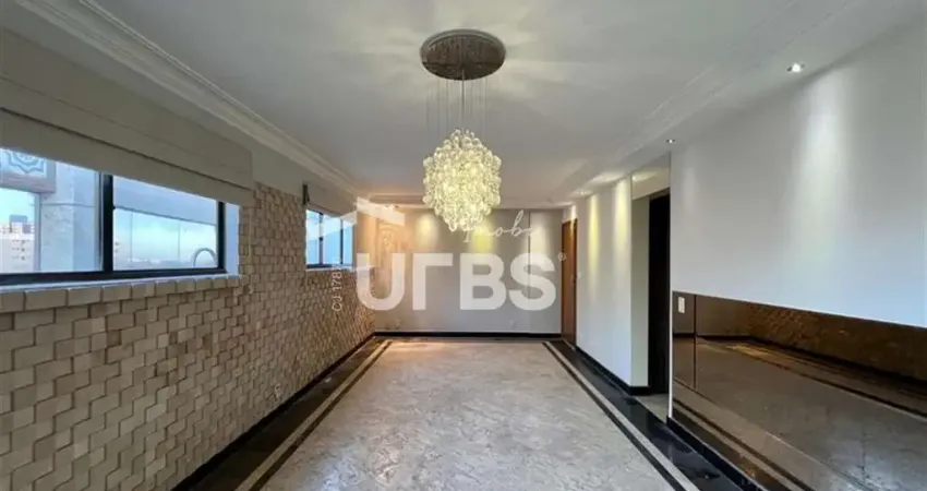 265m² distribuídos em 3 pavimentos, sendo 4 suítes, 2 salas, cozinha principal e cozinha de apoio à área gourmet, piscina, churrasqueira a carvão e forno de pizza. 1 banheiro social, banheiro de servi