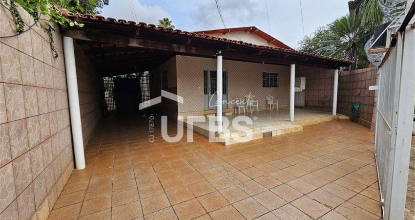 CASA TÉRREA  COM 3 QUARTOS  ( VIELA )