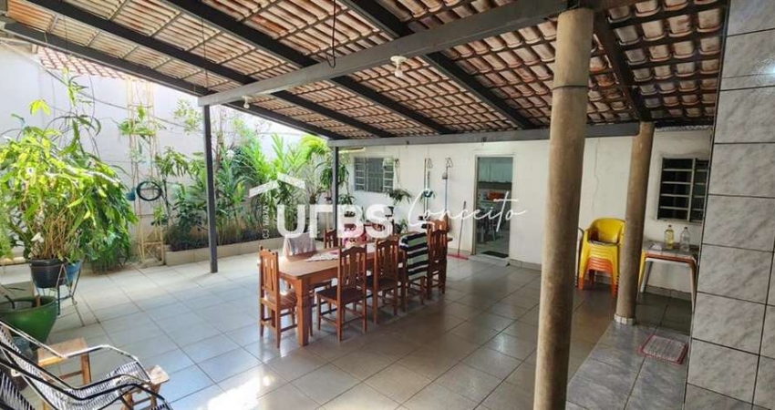 CASA DE RUA - APARECIDA DE GOIANIA - AV G (Av. RUDÁ), 3 QTOS 250M2