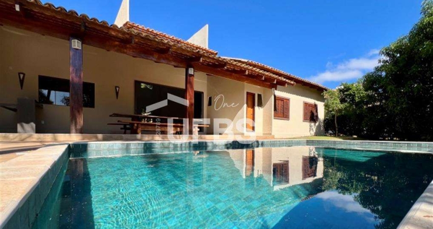 Casa térrea no Aldeia do Vale, lote com 1.296m² e 330m² de construção, com 5 suítes, 4 suítes amplas (suíte máster com closet) e 1 suíte externa na área de serviço. Sala ampla para 3 ambientes com int