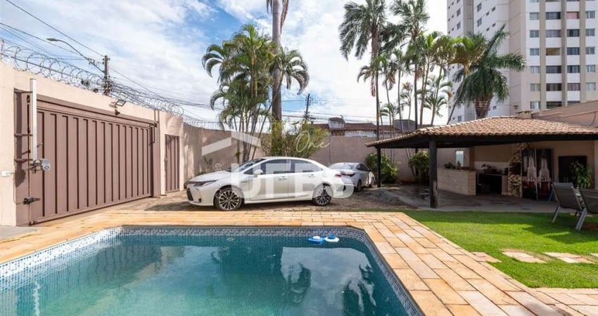 Vendo - Casa Térrea de rua em Avenida no Jardim América, com piscina