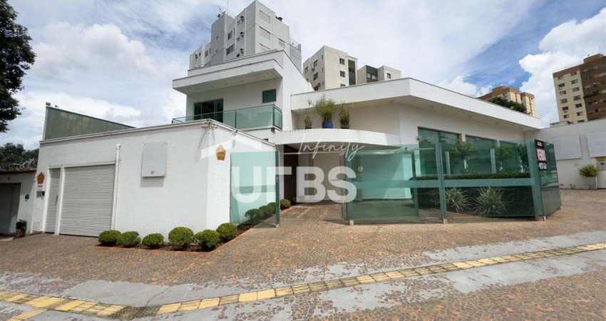 Sobrado comercial com fino acabamento