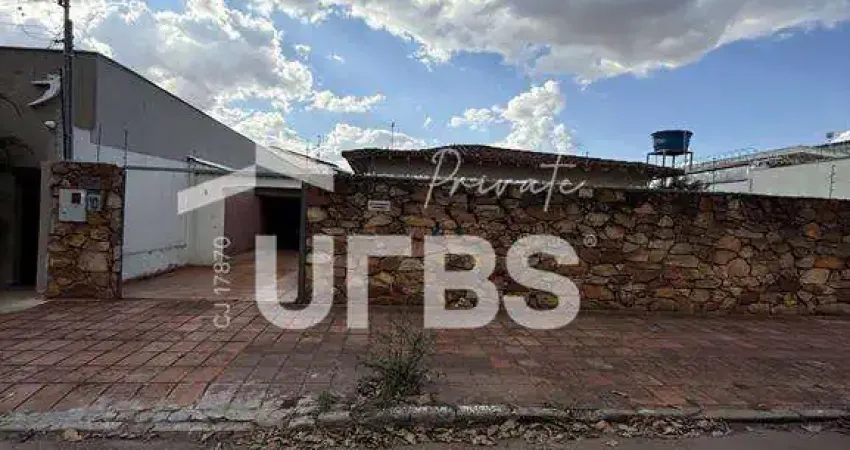 Casa à venda no setor sul  são 549 m² de terreno, com um lote amplo e muito bem localizado, perfeito tanto para moradia quanto para uso comercial.