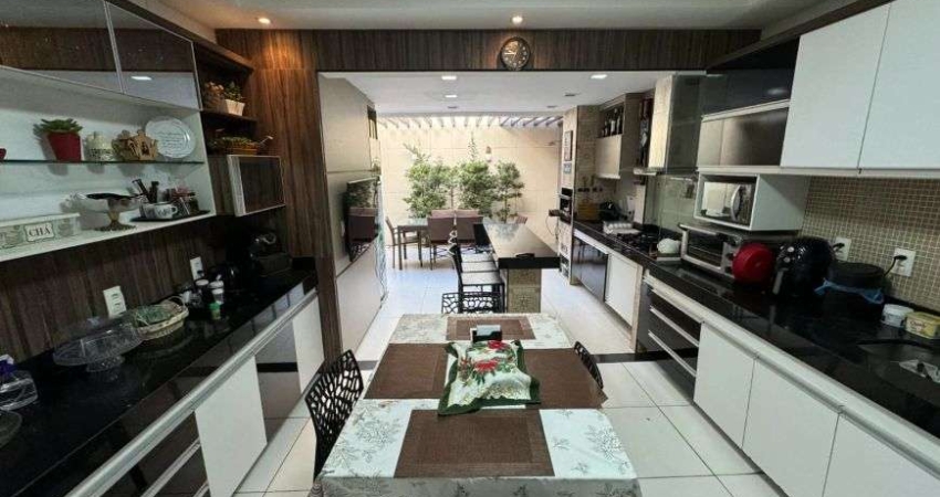 Casa duplex em condomínio fechado - excelente localização.