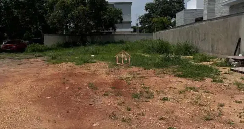 Lote nascente de 603m² no Caribe Golf, próximo ao clube