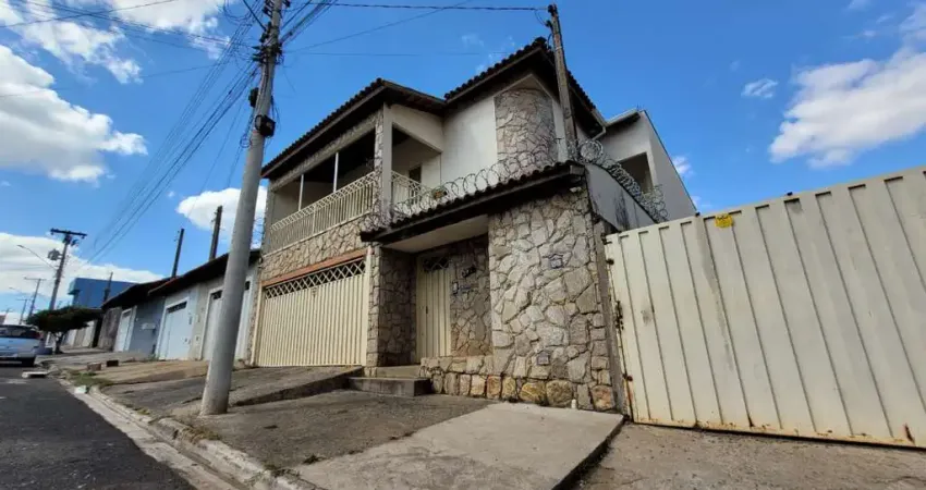 Versátil casa de vila para venda em Jardim Paineiras com 3 quartos, sendo 1 suíte, 283m²
