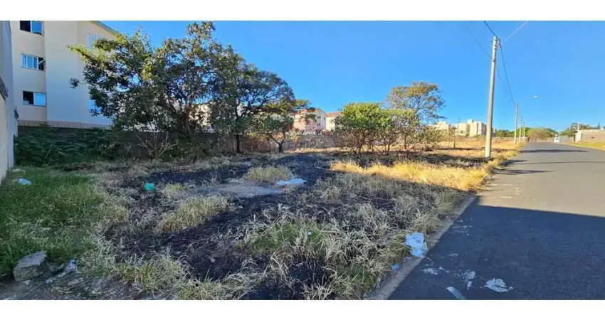Terreno plano em ótima localização no Residencial Adriano Ferreira próximo a Chácara São Paulo