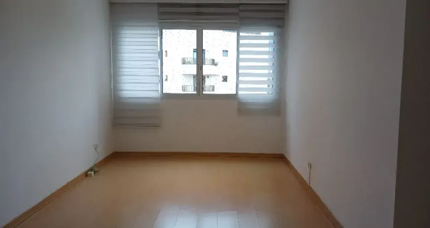 Apartamento padrão, básico, 3 quartos, 1 vaga livre, a poucos passos do Parque Ibirapuera, fora de rota de avião