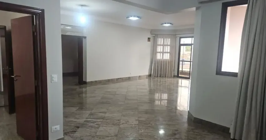Apartamento clássico no centro da cidade, com 3 suítes e 337m²