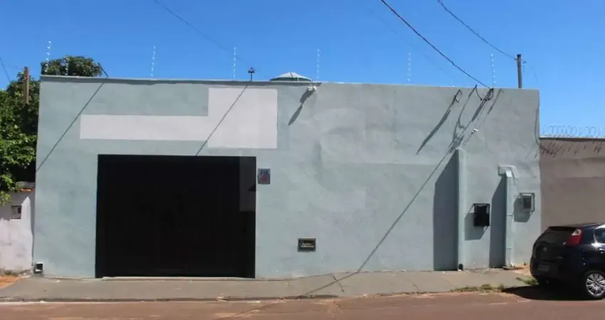 Salão com casa aos fundos no Jockey Club