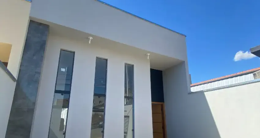 Linda casa de três dormitórios, excelente acabamento e bairro tranquilo
