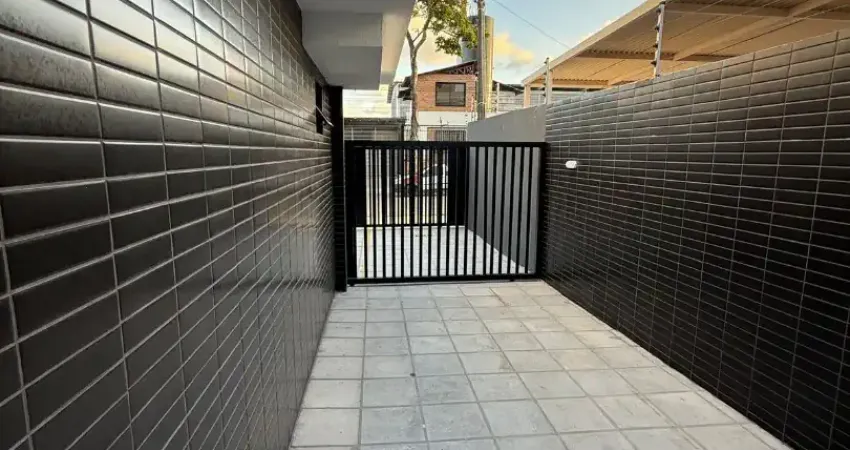 Apartamento térreo com área externa, 2 quartos e bem localizado