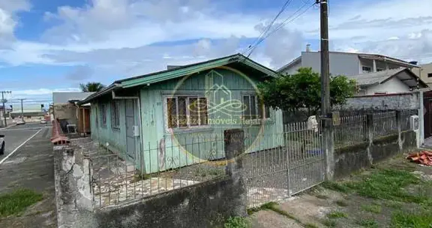 Casa com 2 dormitórios, amplo terreno, medindo 12x30 metros, no bairro Costa Cavalcanti, Itajaí-SC, no valor R$ 700.000,00.