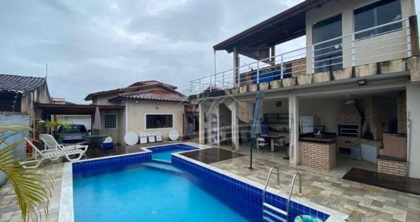 Casa com piscina para venda no Jardim Britânia em Caraguatatuba