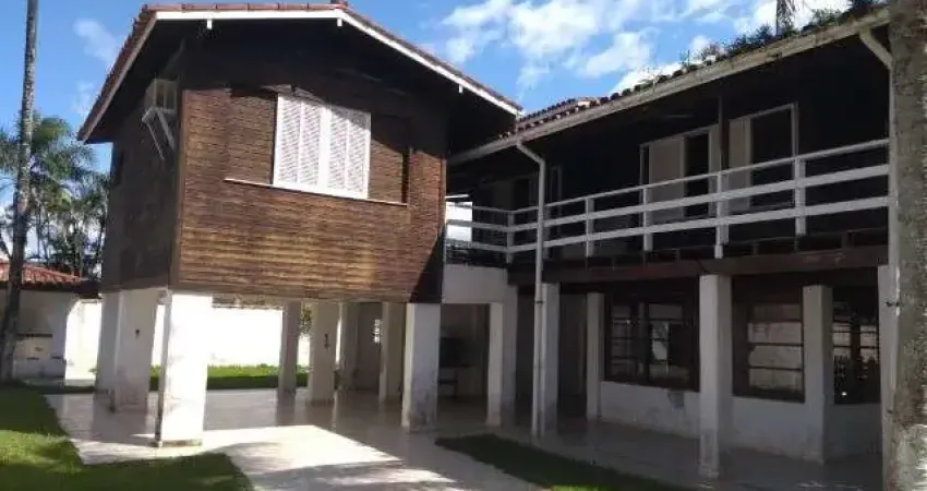 ROMÂNTICA CASA DE MADEIRA PARA VENDA  CERCA DE 150 METROS DA PRAIA DO MASSAGUAÇU EM CARAGUATATUBA/SP