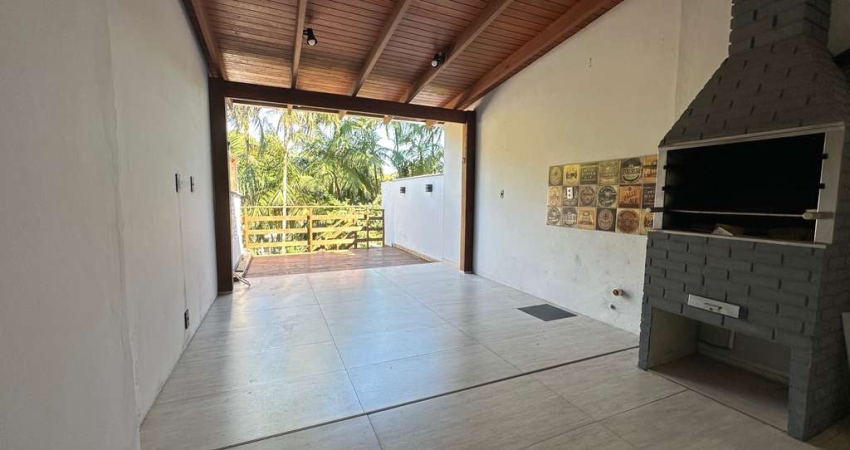 Geminado | Casa Pronta Para Morar | Ampla área de lazer, sala e cozinha integrados, garagem coberta, 2 dormitórios sendo uma suíte!