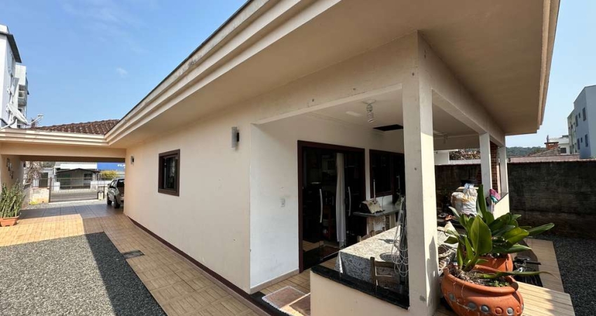 Casa Térrea Adaptada no Bairro Aventureiro | Conforto e Acessibilidade com 3 Dormitórios sendo Uma Suíte | Amplo Terreno | Oportundiade