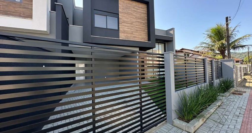 Espetacular Casa Residencial de Alto Padrão no Bairro Saguaçu | 3 Suítes, Área com Piscina e Churrasqueira