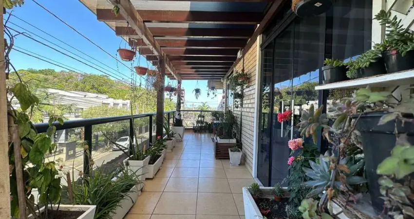 Oportunidade de negócio | Ampla casa com 03 Vagas de Garagem | 04 Dormitórios | Amplo living, cozinha, sala com sacada e linda vista para cidade!