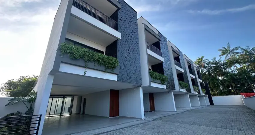 Triplex Alto Padrão no Bairro Glória, Joinville ? 3 Suítes, 4 Vagas, Elevador Privativo, Espaço Gourmet, Piscina, Automação e mais
