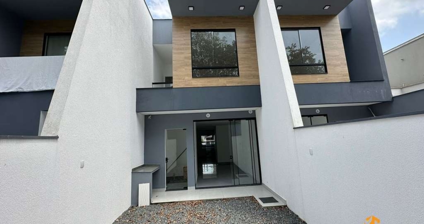 Espaçoso Sobrado Geminado no Bairro Floresta - 140m², 3 Quartos, Suíte, 2 Vagas de Garagem e Área nos Fundos - Sua Casa dos Sonhos em Joinville!