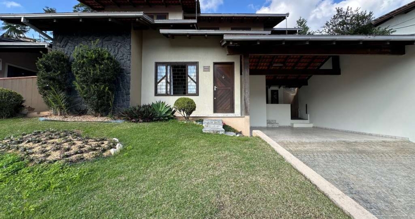 Casa averbada com 5 dormitórios à venda no Saguaçu em Joinville, com 235m² de área construída, terreno de 420m², aceita financiamento e permuta!