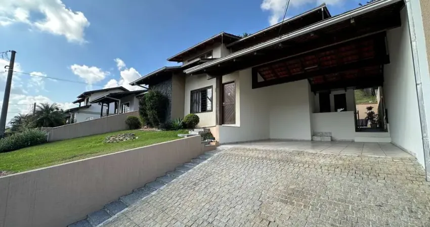 Casa à venda no Saguaçu em Joinville - com 235m² de área construída, terreno de 420m², aceita financiamento e analisa permuta!