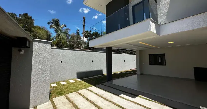 Casa de alto padrão à venda em esquina com 3 suítes, suíte master com closet e banheira, piscina, deck, porcelanato, piso vinílico e 199m² privativos!
