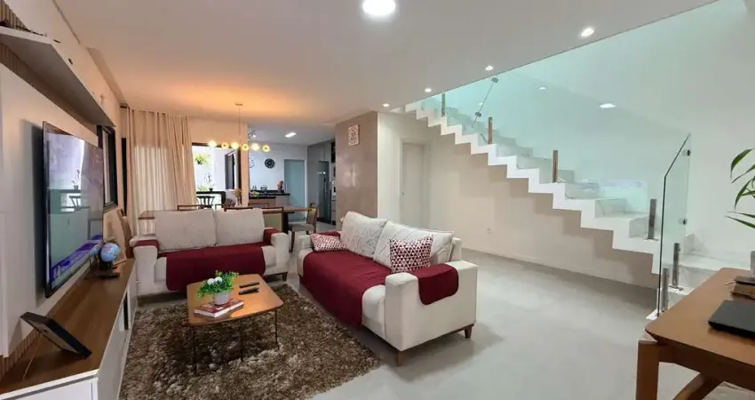 Casa Geminada à Venda no Bairro América em Joinville - 3 Suítes - 222m² - Rua Sem Saída e Espaço para 4 Carros