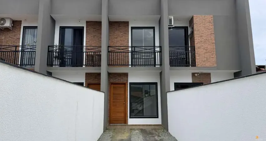 Casa com 2 quartos à venda na Rua dos Marceneiros, 217, Paranaguamirim, Joinville