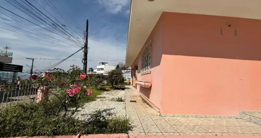 Casa ampla de esquina com vista parcial do mar e versatilidade