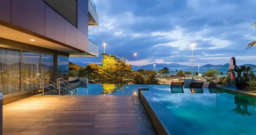Magnífico apartamento de luxo, localizado na beira mar norte de florianópolis e com vista totalmente voltada para o mar de todos os ambientes, esse apartamento conta com 04 suítes, sendo uma delas mas