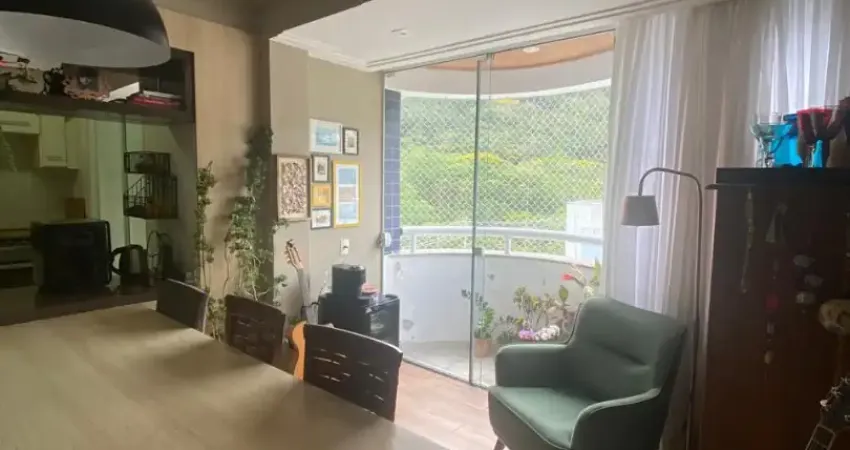 Lindo apartamento totalmente reformado, com três dormitórios, sendo uma suíte e um dos dormitórios transformado em closet (de fácil reversão). conta com sacada fechada, salas de estar e jantar integra