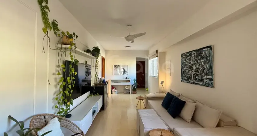 Apartamento amplo e bem iluminado, com excelente posição solar. possui três dormitórios, sendo uma suíte e um adaptado para escritório, living amplo, sacada ambientes bem distribuídos.