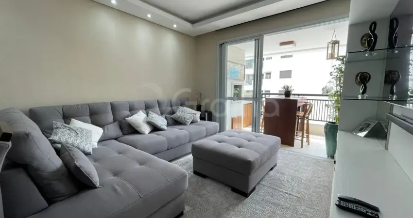 Belíssimo apartamento de 3 dormitórios (sendo 1 suíte + closet), andar alto, amplo living, sacada gourmet com churrasqueira a carvão, ar-condicionado na sala e na suíte, banheiro social, lavabo, cozin