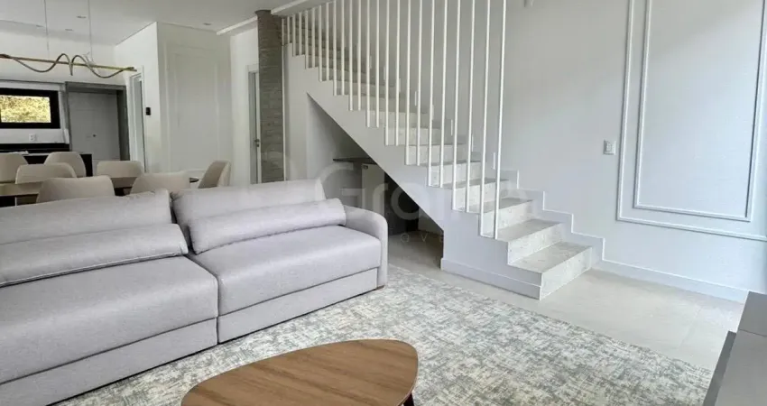 Casa nova, nunca habitada, totalmente mobiliada e a poucos metros da beira-mar, localizada em um dos melhores bairros para se viver em florianópolis.