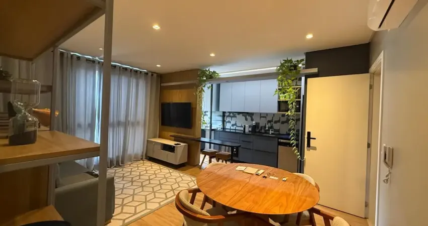 Apartamento mobiliado no João Paulo, porteira fechada, com um dormitório, banheiro, cozinha e sala integradas, contando com projeto assinado por arquiteta. Totalmente mobiliado e equipado, o imóvel es