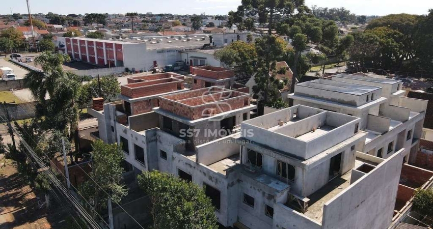 Sobrado triplex à venda no bairro Cajuru, unidades com 03 quartos sendo 01 suíte, terraço e uma excelente localização.