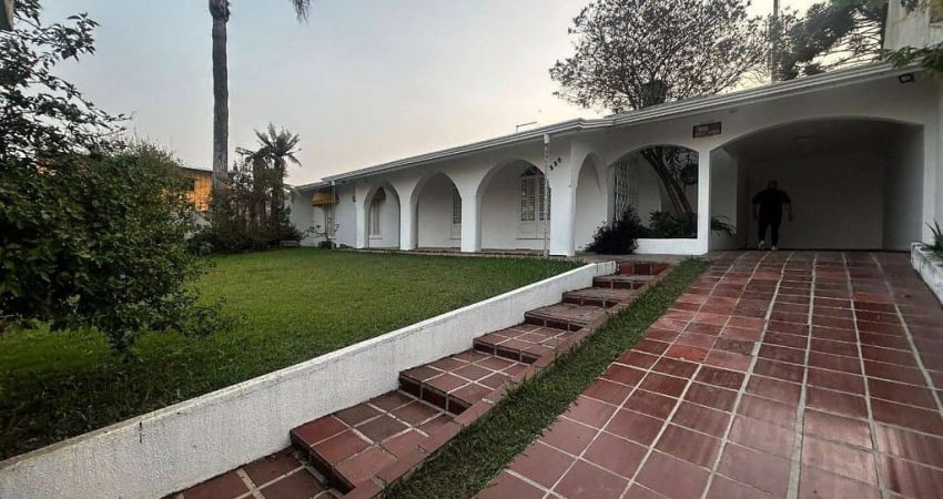 Linda casa térrea com mais 300m², 7 quartos, e amplo quintal  no Bairro Cajuru!