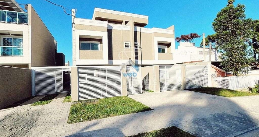 Sobrado tríplex alto padrão a venda no bairro Cajuru em Curitiba, com 03 quartos sendo uma suíte com sacada e amplo terraço descoberto.