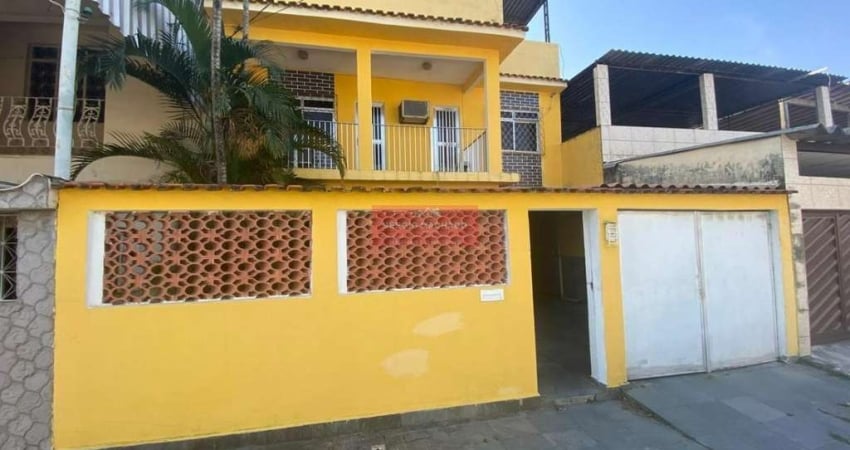 Ampla casa triplex com 3 quartos e 2 vagas de garagem em Bangu