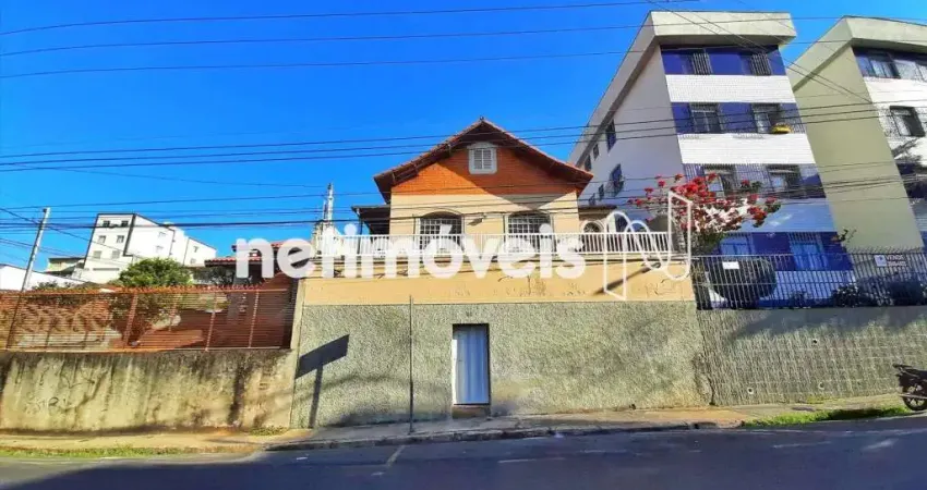 Casa comercial com 2 salas para alugar na Rua Resedá, Santa Efigênia, Belo Horizonte