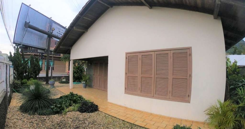 Casa com 3 dormitórios, 180 m² - venda por R$ 1.500.000,00 ou aluguel por R$ 5.000,00/mês - Baependi - Jaraguá do Sul/SC