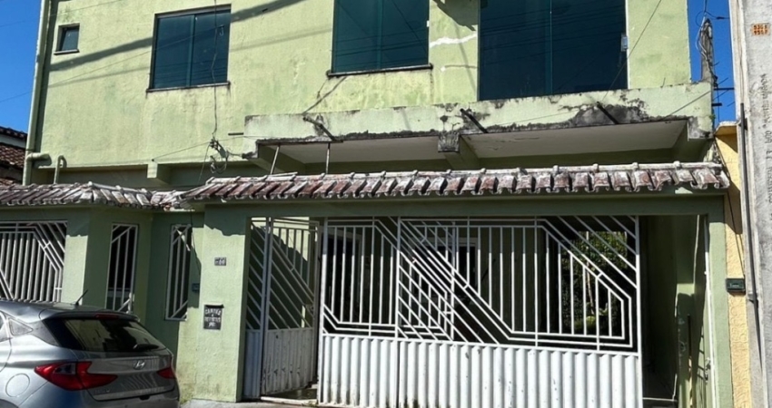 Vendo Ampla Casa em condomínio Fechado - 04 Quartos - Duplex - Quintal - 02 Vagas
