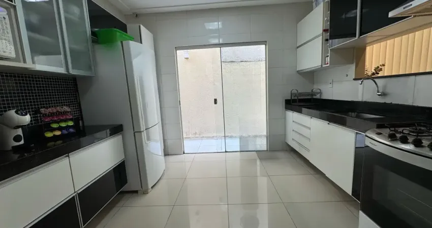 Vendo casa no condomínio jardim espanha - 03 quartos - escritório - nascente - ventilada - ampla - modulados -02 vagas