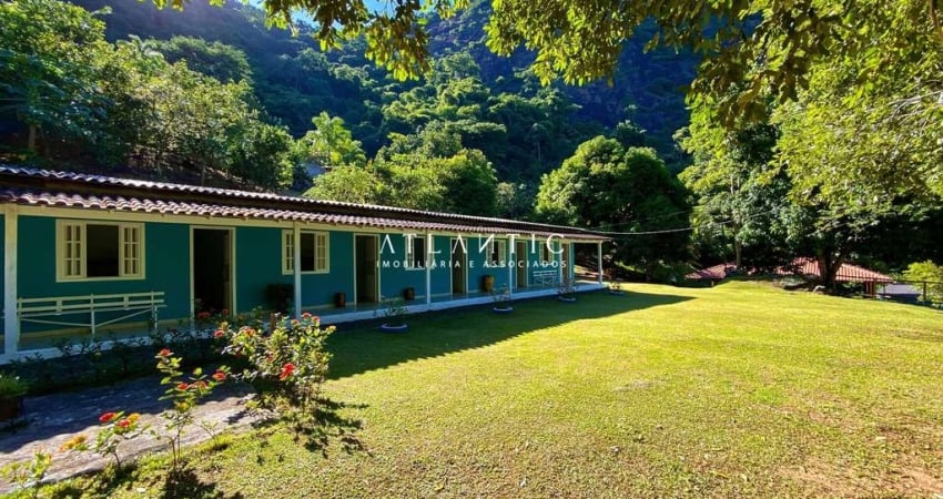 Sítio na Rota da Ferradura, em Guarapari - com 10 suítes e poção com cachoeira