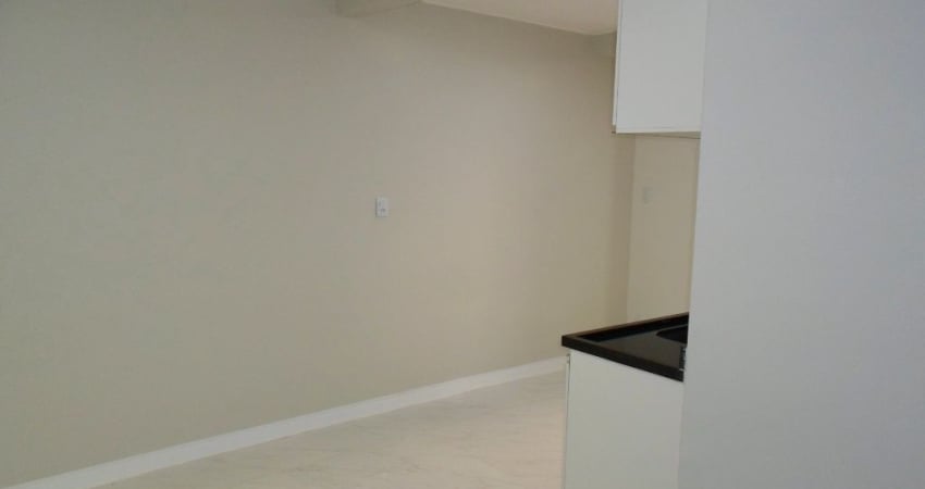 Vendo linda kit TOTALMENTE REFORMADA em ótima localização!